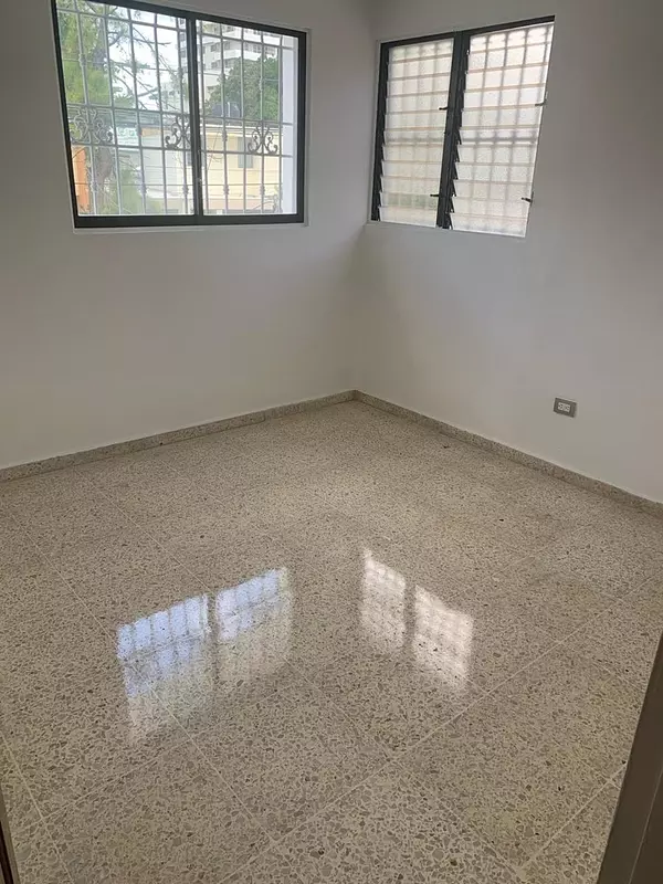 casas - Alquiler Amplia Casa de 4 Habitaciones, 2 niveles, Mirador Sur, Santo Domingo 7