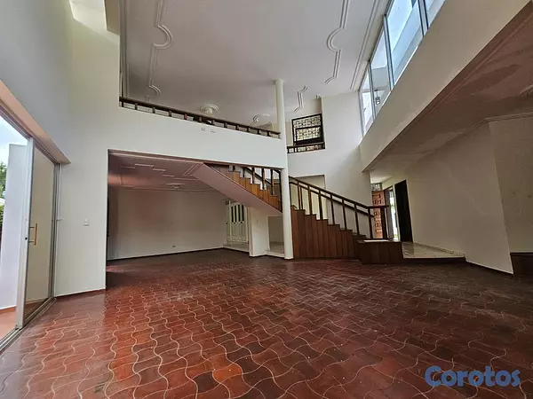 casas - Casa de 5 habitaciones 4 baños 4 parqueos en alqui 7
