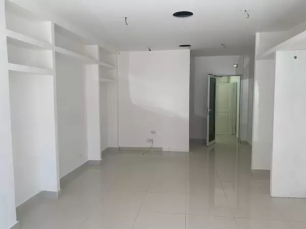oficinas y locales comerciales - Local céntrico en Evaristo morales  3