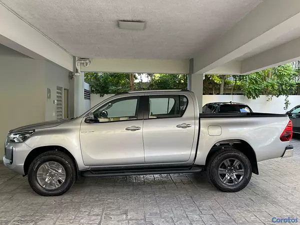 jeepetas y camionetas - Toyota Hilux Limited 2026 9