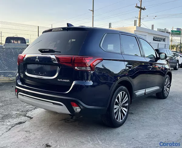 jeepetas y camionetas - Mitsubishi Outlander 2019 - 3 filas de asientos 3