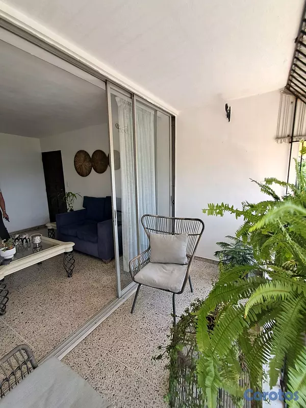 apartamentos - Amplio apartamento segundo nivel con áreas verdes en Gazcue 2