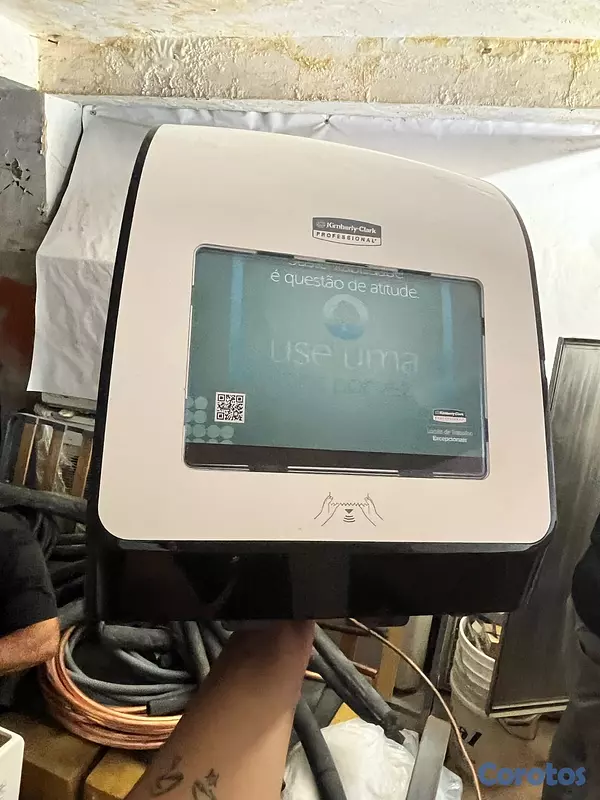 equipos profesionales - secador de manos automático profesional de la marca Kimberly-Clark Professional 7