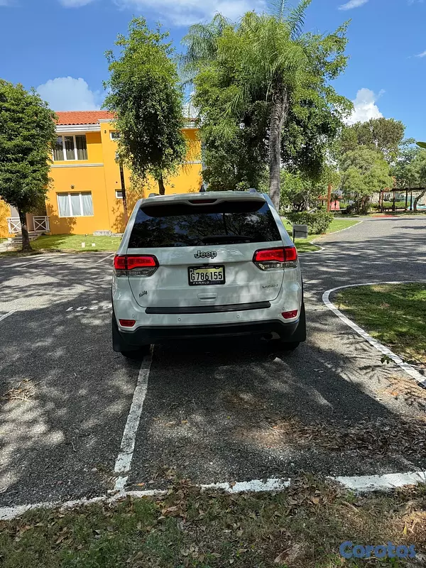 jeepetas y camionetas - Jeep grand Cherokee Laredo 2020 negociable  6